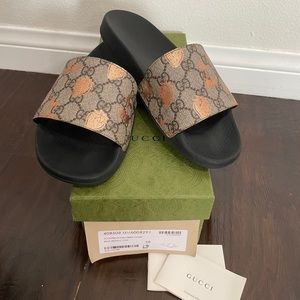 Gucci GG Supreme Berry Slides